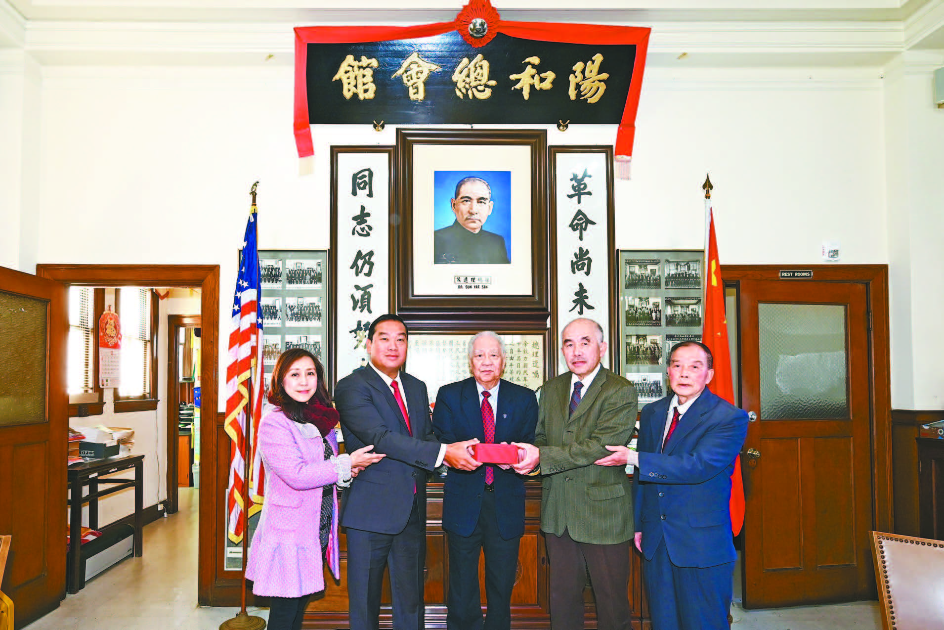 顧問盧偉棠（中）主持監交，新任主席黃建成（左2）、秘書廖伽敏（左1）從滿任主席陳國慶（右2）、秘書黃漢傑（右1）手中接印履新，為陽和總會館掌舵。馬紅兵攝