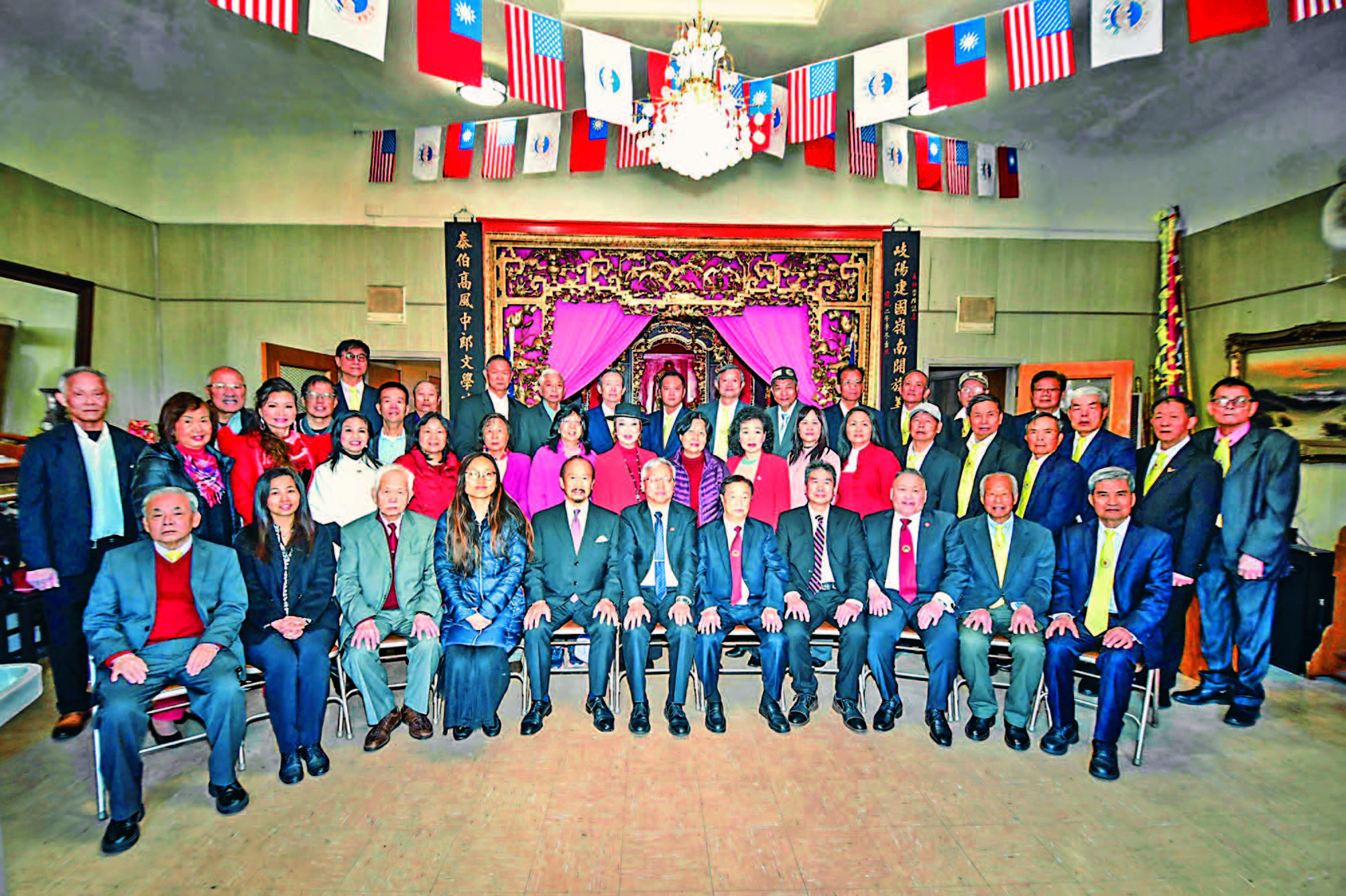 經文處官員、文教中心主任、總理、正副主席、元老、各科職員暨五姓宗親大合照。譚國亮攝