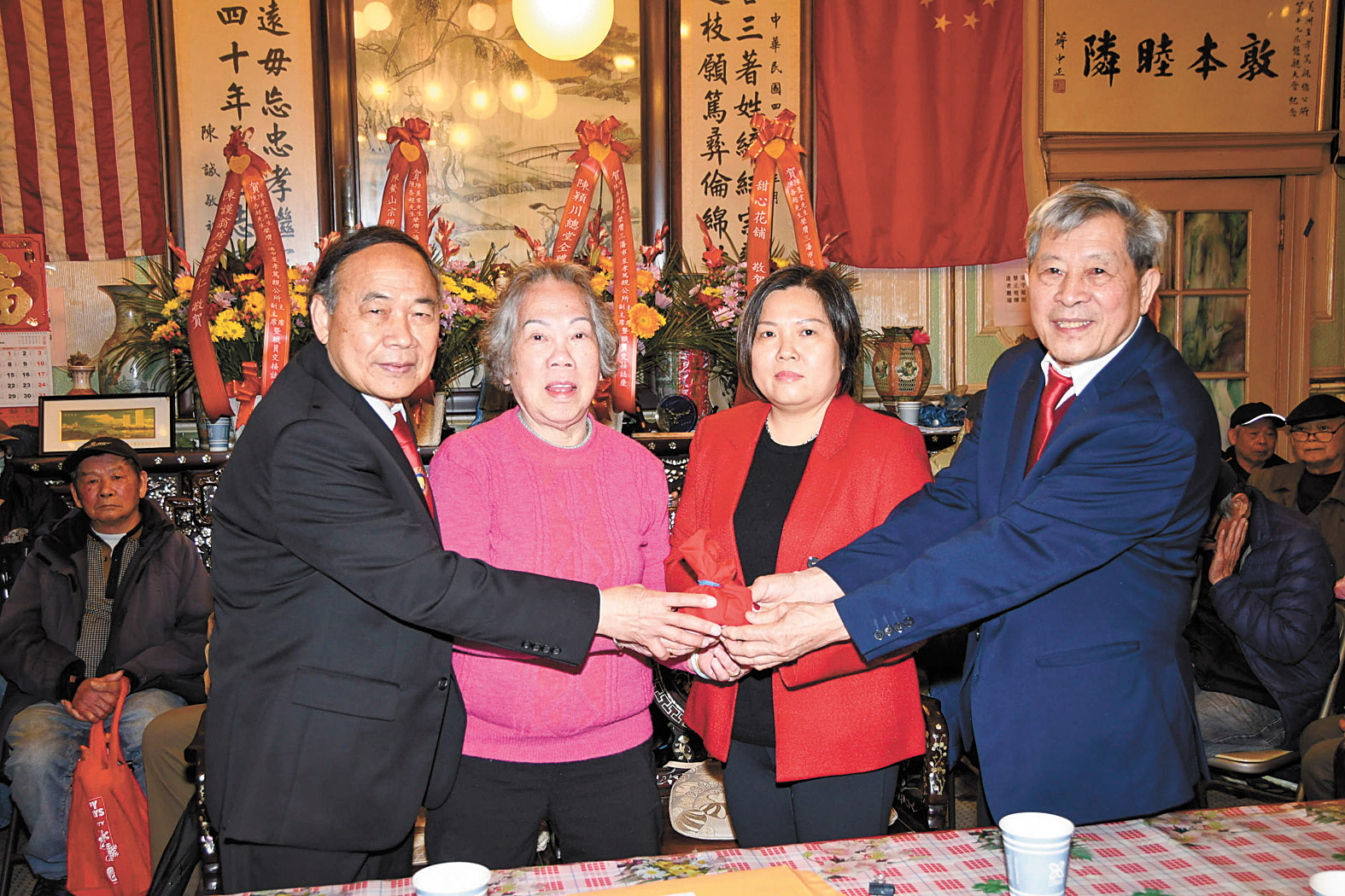 婦女部主任在主席陳羨棠(左 1) 副主席陳杏超(右 1) 見證下,新婦女部正主任陳永梅(右 2)、副任主任陳小燕(左 2) 接過印信,履新就職。譚國亮攝