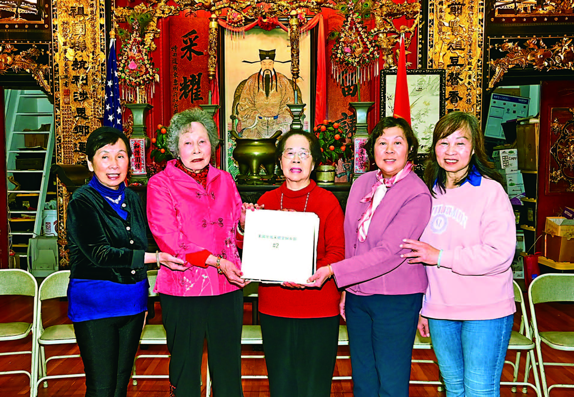 婦女部顧問文山夫人（中）、仕儒夫人（左2）主持監交，新任主任民輝夫人（右2） 副主任柱峰夫人（右1）與滿任主任寵異夫人（左1）順利完成文件交接，正式視事。馬紅兵攝
