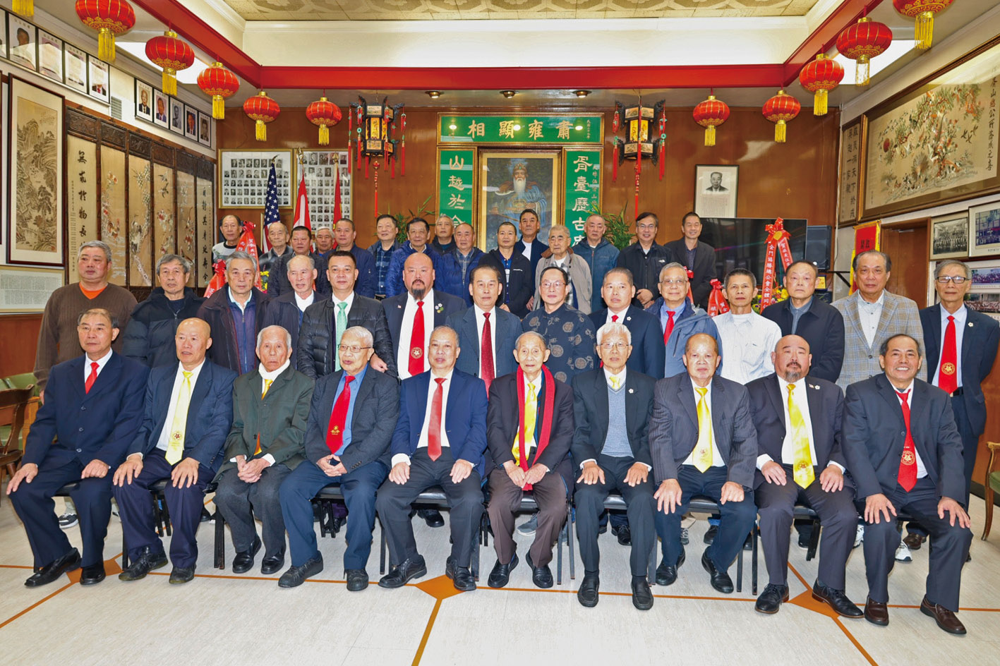 伍氏首長、職員及宗親在禮堂合照留念。