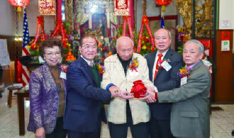 在老元徐楚南（右 3）監交下， 新任總理余武良（右2)副總理周達昌(右1)接過印信，履新就職，為秉公總堂掌舵。元老陳夏儀(左1)、离任總理劉華楷(左2)。譚國亮攝