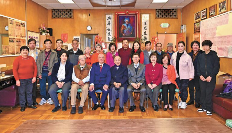 監交人鄧孟詩法官與鄧高密總公所新屆職員、嘉賓在禮堂合影。馬紅兵攝