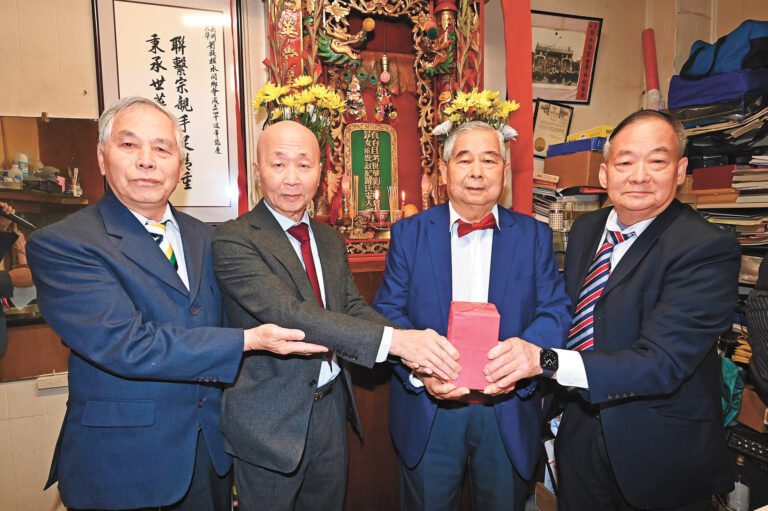 在元老胤良（右2）主持監交下，新任主席國超（左2）、副主席兆安（左1）與滿任主席佑華（右1）接印履新 同心服務劉族橫水同鄉會。馬紅兵攝