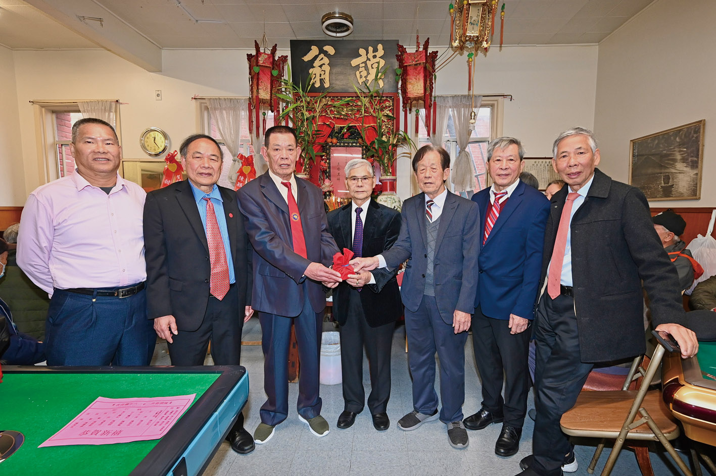 顧問陳德業(中)主持監交,嘉賓陳德和(左1);顧問陳健全(右1)、陳杏超(右2)、陳羨棠(左2)共同見證,新任主席陳金堂(左3)、副主席陳熙洽(右3)接印履新,共譜族務。馬紅兵攝