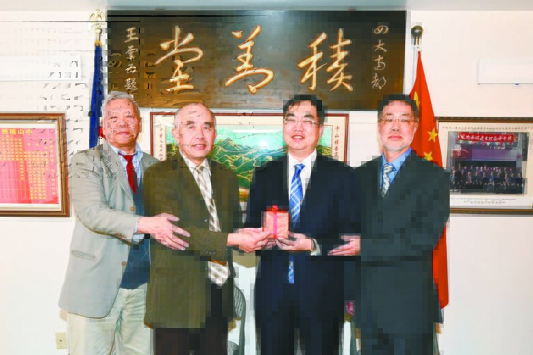 中領館領僑處主任王一鳴（右2）主持監交，新任主席陳國慶（左2）、副主席阮桂康（左1）從滿任主席簡勁華（右1）手中接過印信，承印啟新。馬紅兵攝