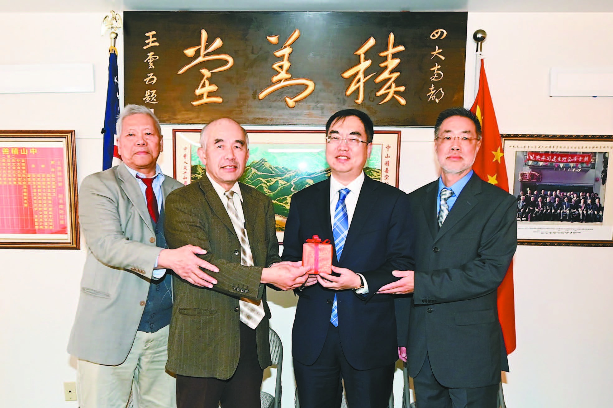 中領館領僑處主任王一鳴（右2）主持監交，新任主席陳國慶（左2）、副主席阮桂康（左1）從滿任主席簡勁華（右1）手中接過印信，承印啟新。馬紅兵攝