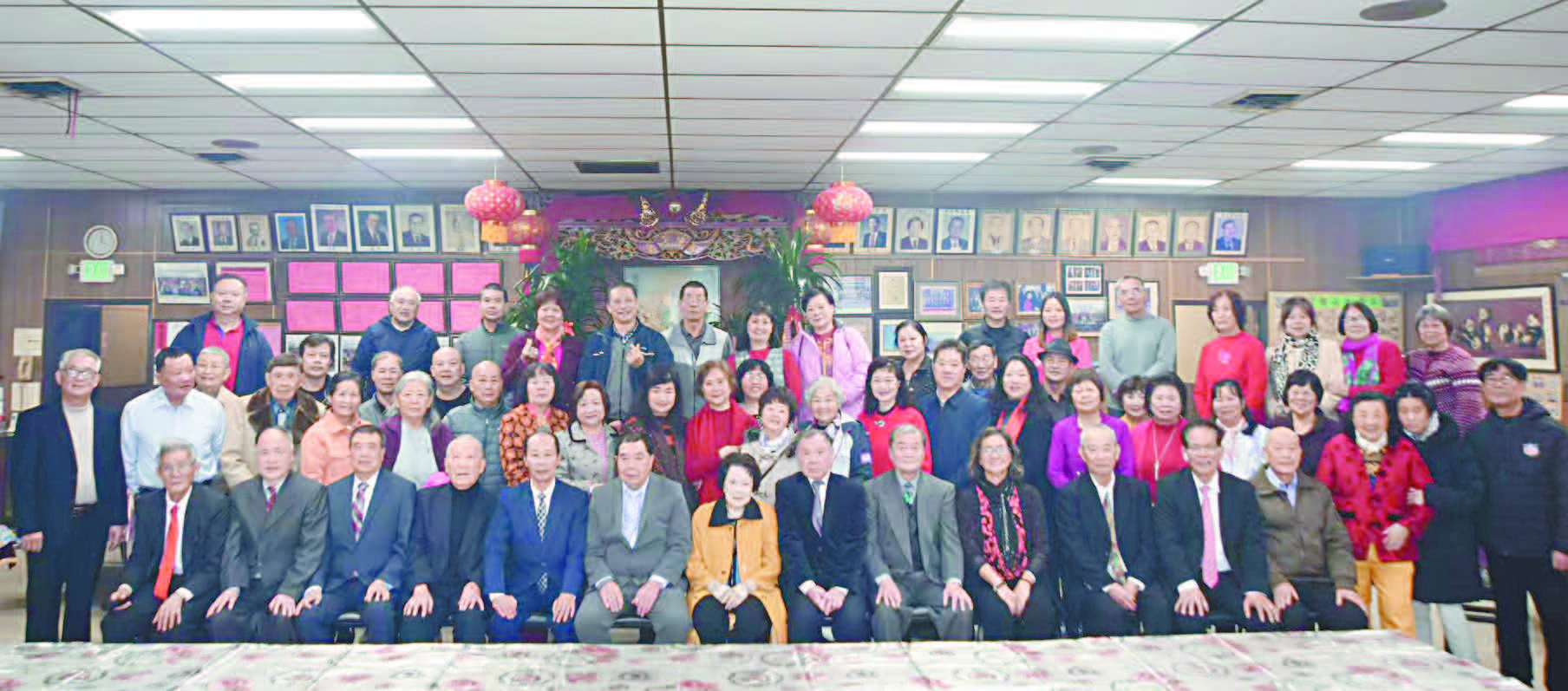 屋崙英端工商會首長、職員大合影。姜家譽攝
