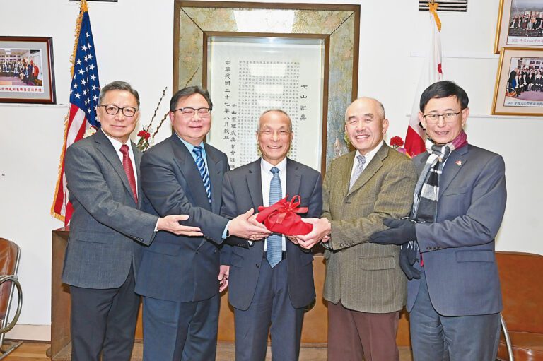 前任主席張逢濯（中）主持監交，總幹事張冠榮（右1）見證，新任主席盧炳坤（左2）、副主席袁耀華（左1）與滿任主席陳國慶（右2）印信順交，接棒掌舵。馬紅兵攝