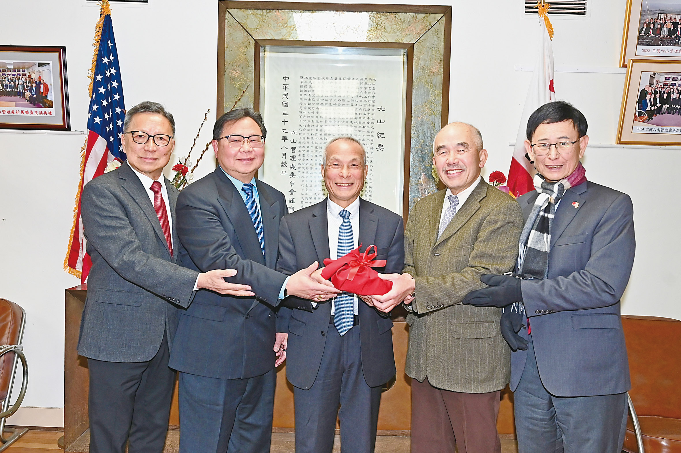 前任主席張逢濯（中）主持監交，總幹事張冠榮（右1）見證，新任主席盧炳坤（左2）、副主席袁耀華（左1）與滿任主席陳國慶（右2）印信順交，接棒掌舵。馬紅兵攝