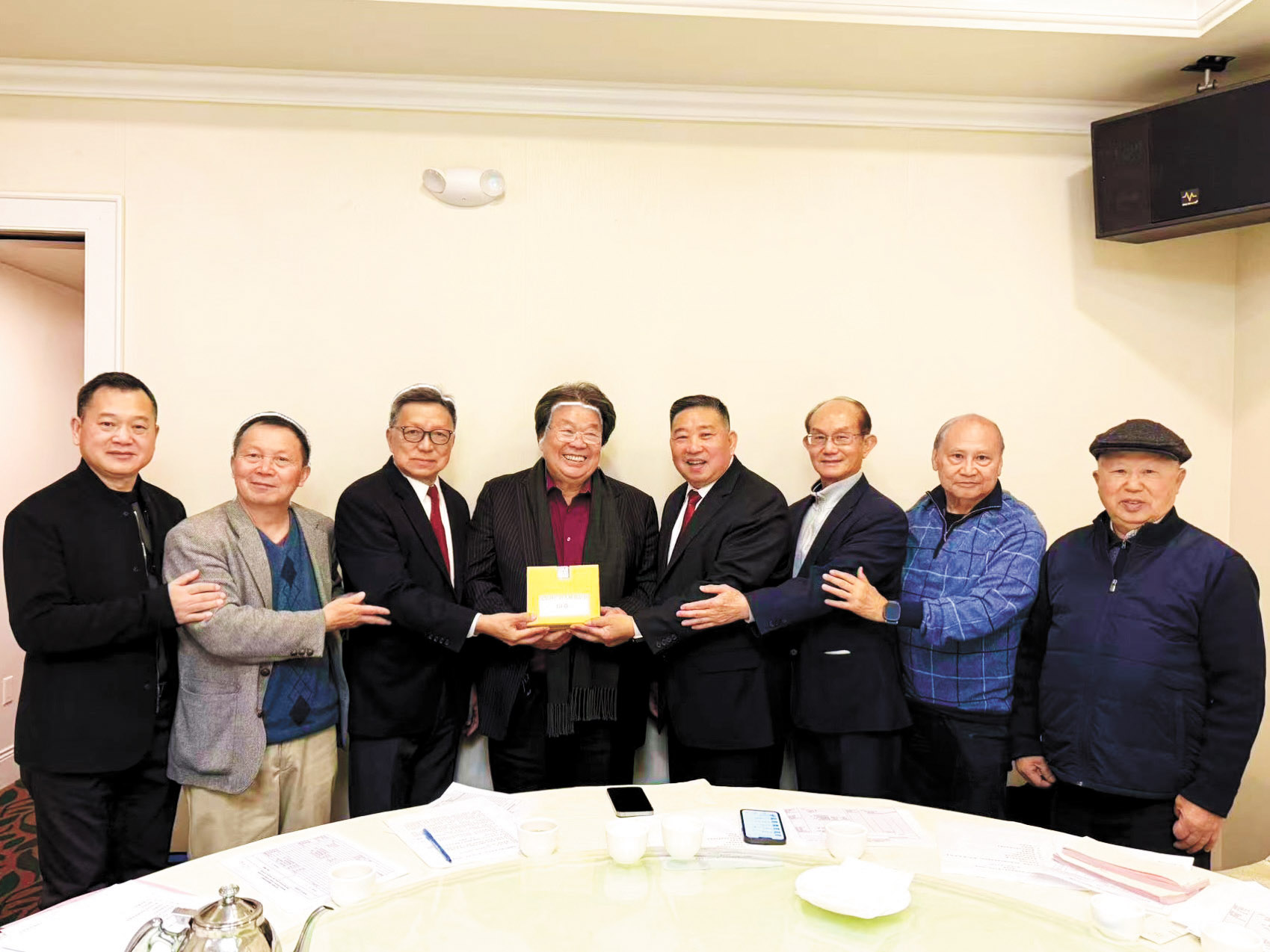 榮譽會長雷華欽主持監交，新任會長袁耀華從滿任會長麥永康手中接棒上任。