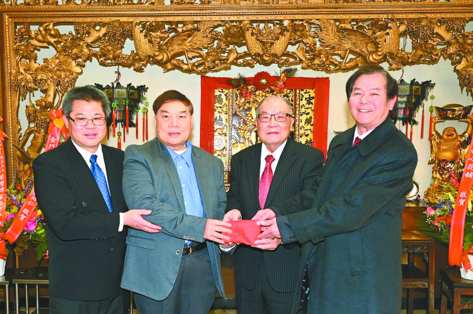 元老益才（右2）主持公所監交，新任主席燦芬（左2）、副主席偉傑（左1）與滿任主席國祥（右1）順利交接，為譚家公所掌舵。馬紅兵攝