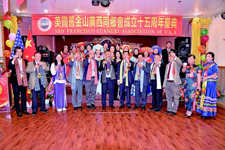 廣西同鄉會向嘉賓祝酒:左起:劉運方會長、吳國寶會長、市參事陳小焱、創會會長區玉琪、市參事會主席孟達文、創會 總顧問梁昌慶、中領館領事王一鳴主任、總顧問黃榮達、會長呂世鳴、副會長謝曦、大會司儀馬靜君、伍瑞萍。盧德華/攝