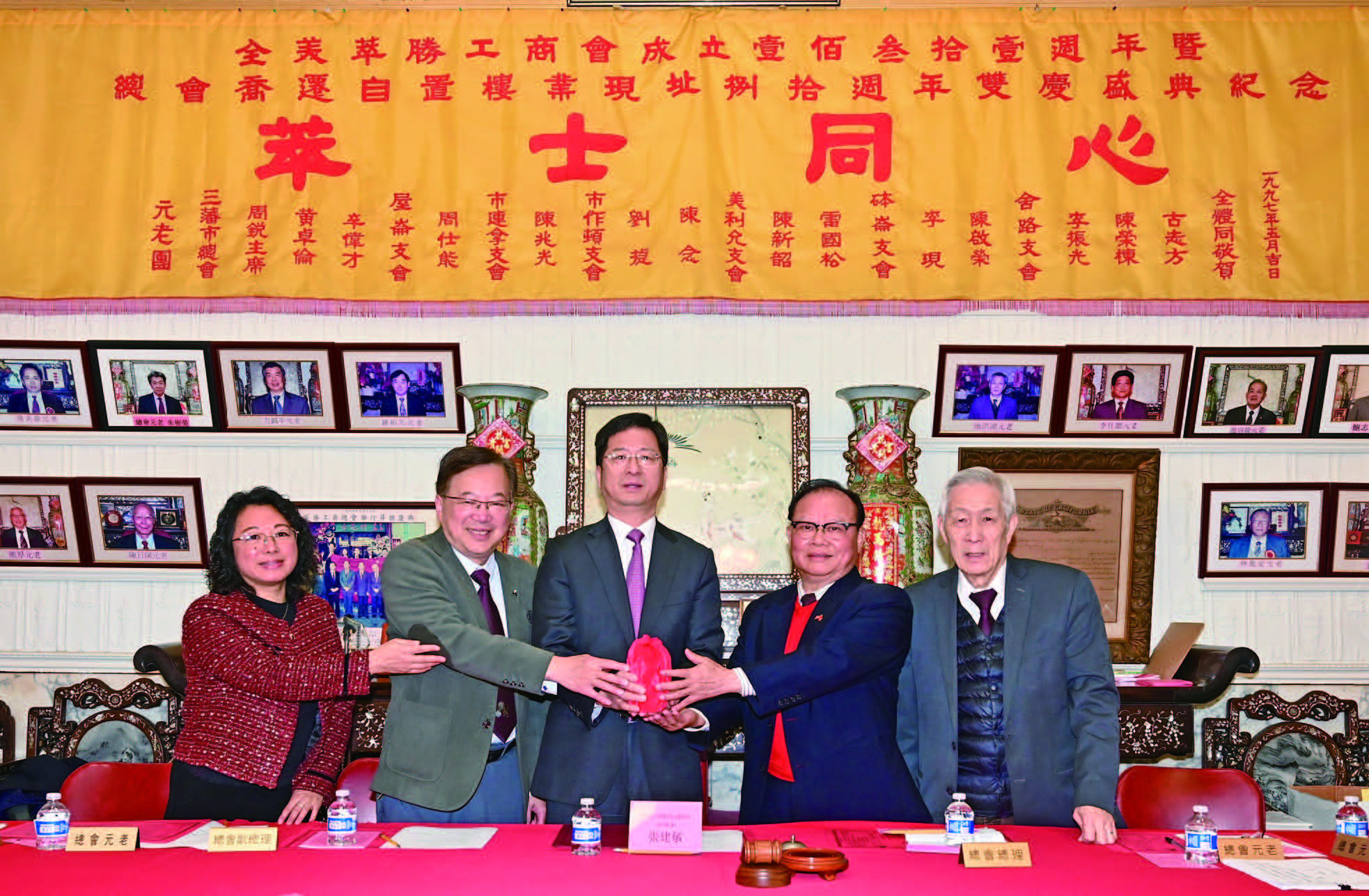 中領館總總領事張建敏（中）、元老團主席池洪湖（右1）主持監交，新任總理何偉明（右2）、副總理張藍真（左1）與滿任總理劉源凱（左2）順利交接，承載期望，開拓新局。馬紅兵攝