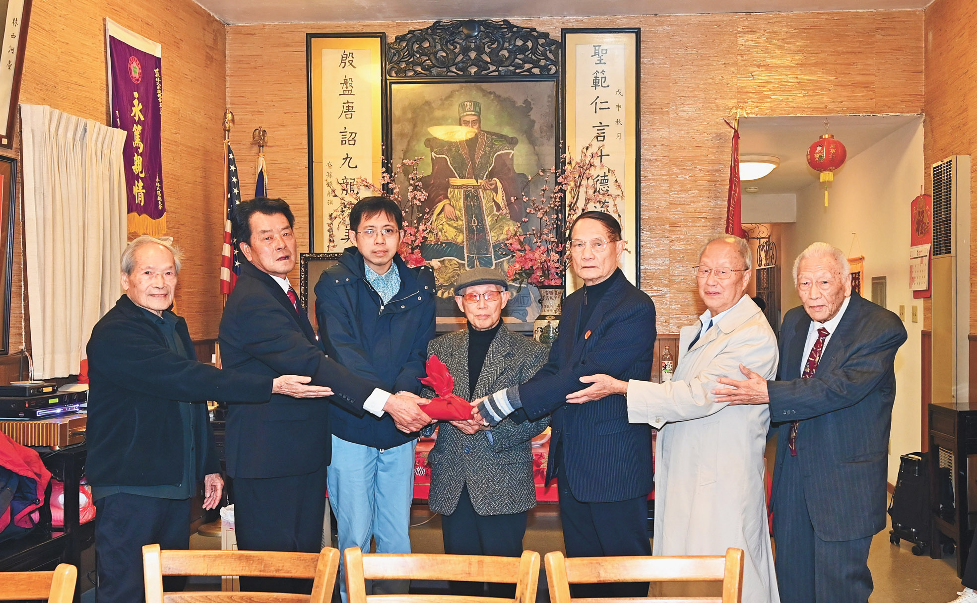 顧問炳昌(中)主持監交,理事龍安(右1)、主任自正(左2)共同見證,新任主席大正(左3)、副主席卓山(左2)與滿任主席浩欽(右3)、副主席啟榮(右2)順利完成交接,承印啟新。馬紅兵攝