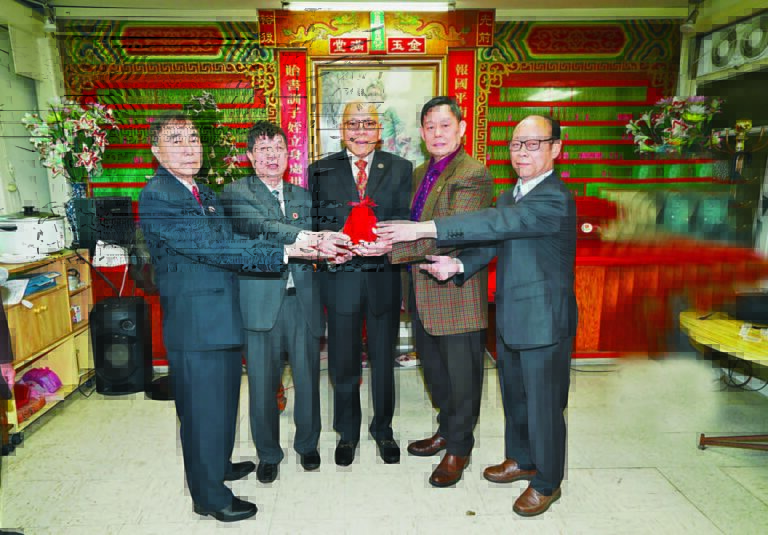 元老國新（中）主持監交，新任主席劍文（右2）、副主席光明（右1）接過滿任主席汝光（左2）及滿任副主席灼彬（左1）的印信，履新就職。譚國亮攝