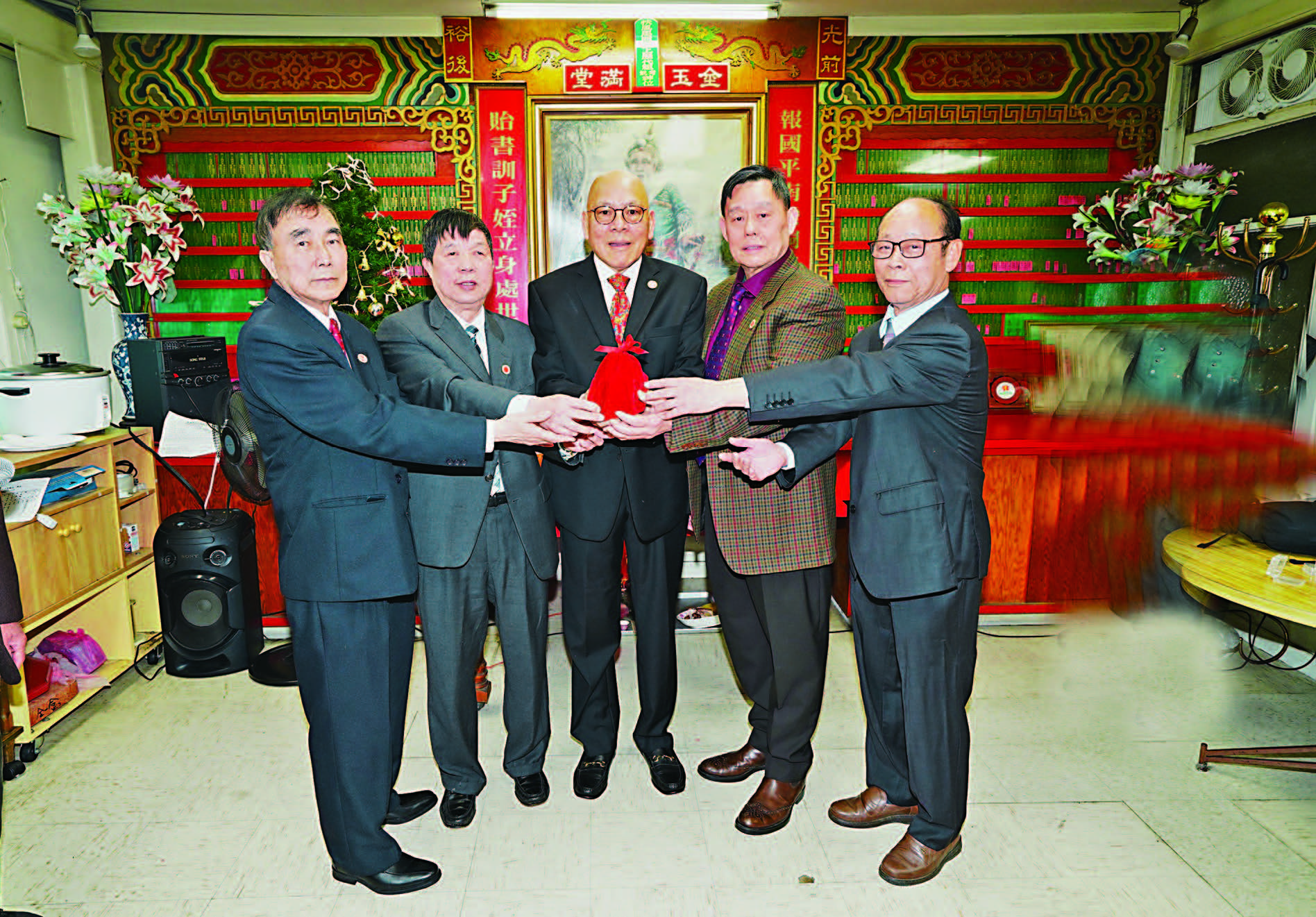 元老國新（中）主持監交，新任主席劍文（右2）、副主席光明（右1）接過滿任主席汝光（左2）及滿任副主席灼彬（左1）的印信，履新就職。譚國亮攝