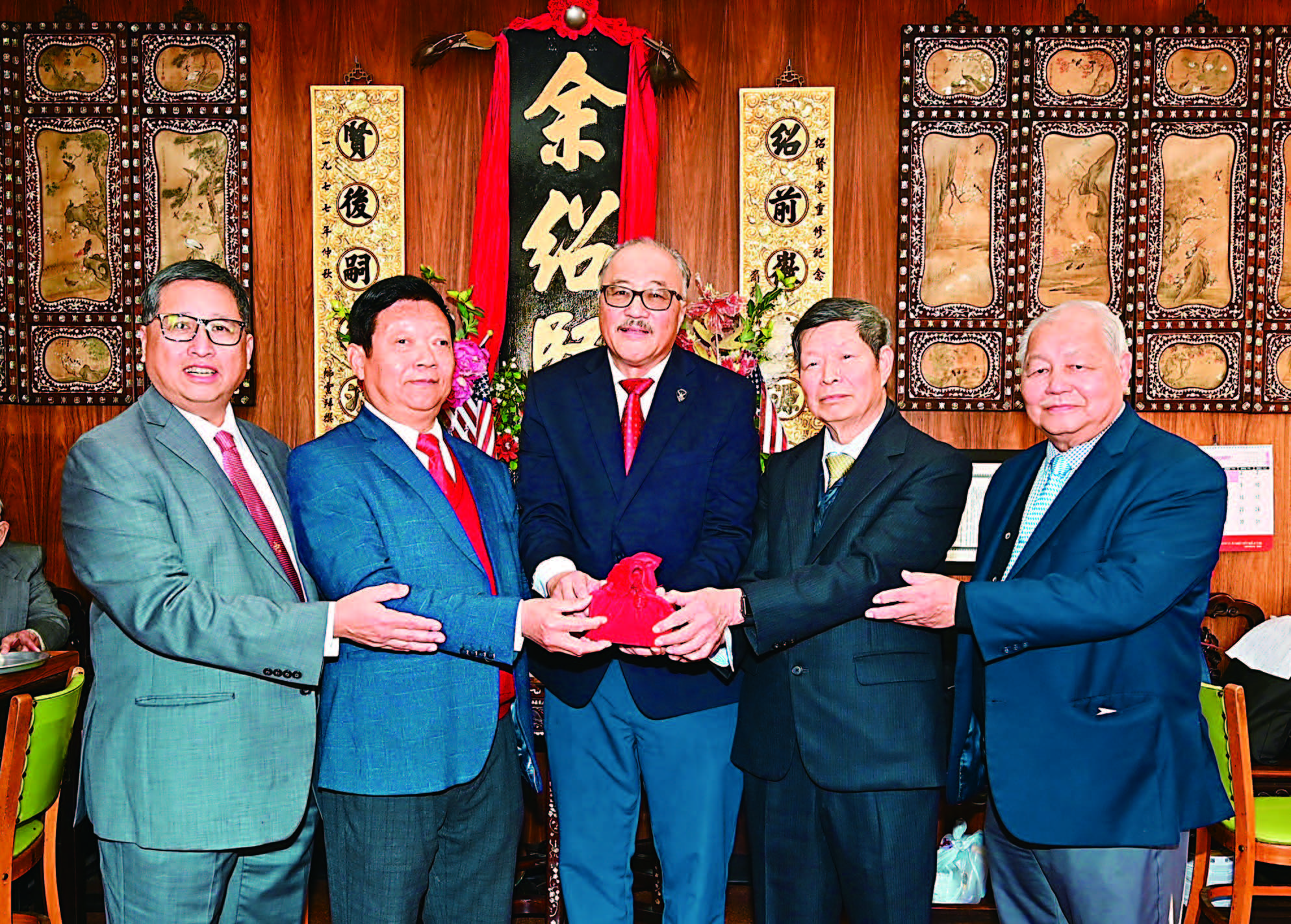 元老健全(中)、永源(右1)主持監交,新任主席超先(左2)、副主席民輝(左1)與滿任主席堅泰(右2)順利交接,承接使命。馬紅兵攝