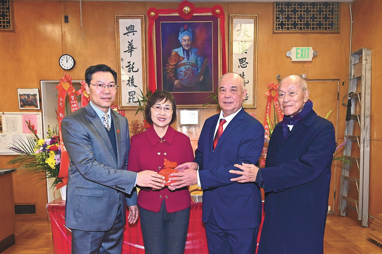 名譽顧問暨法官鄧孟詩(左2)主持監交,新任主席國南(右2)、海波(右1)從滿任主席錦銘(左1)手中接印履新,正式視事。馬紅兵攝