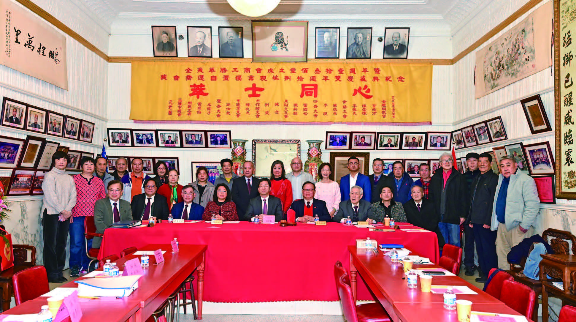 中領館官員與萃勝工商總會元老團及正副總理、職員合影。馬紅兵攝