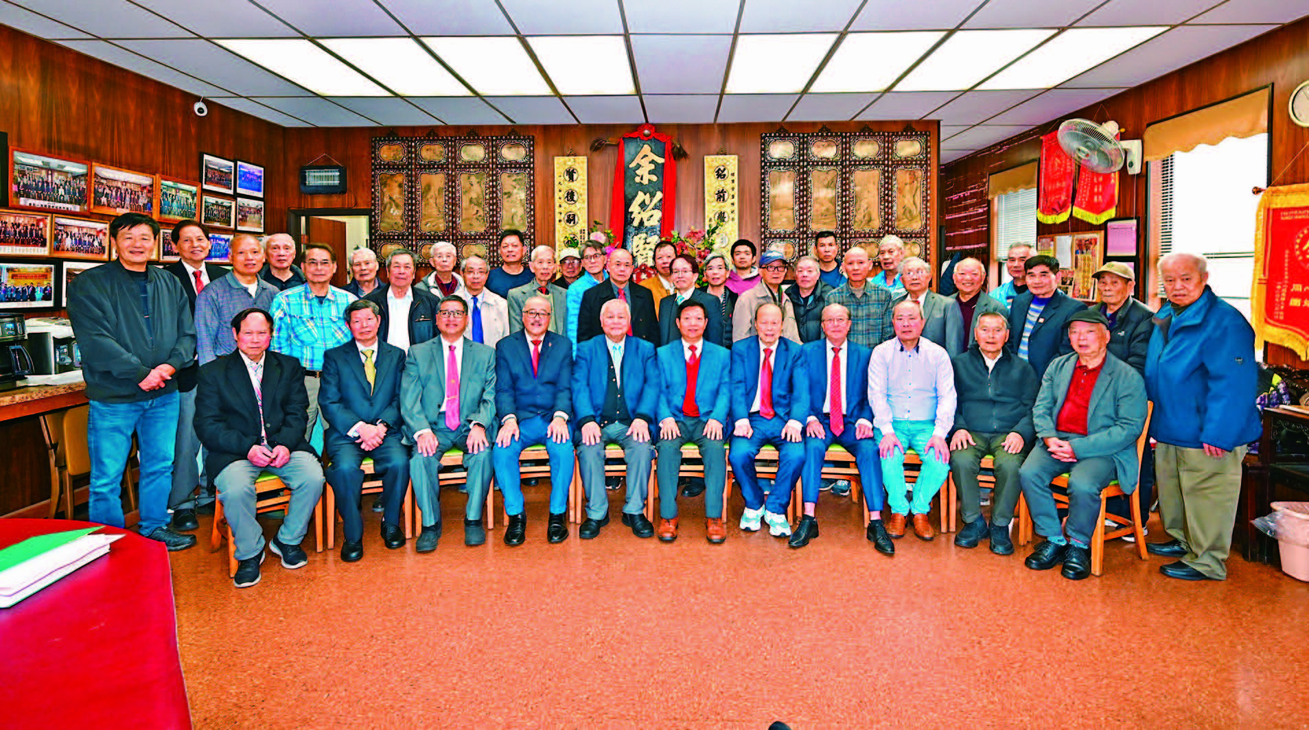 新屆正副主席、顧問、職員、常委、評議員在禮堂大合影。馬紅兵攝