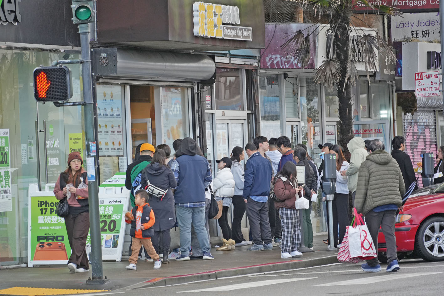 日落區Irving街「菠蘿王」門前,顧客冒雨排隊買菠蘿包。記者黃偉江攝