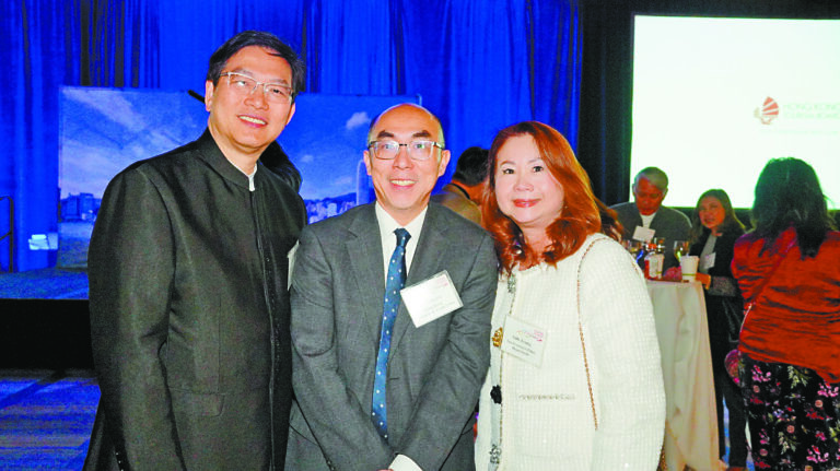 美中文化促進會會長梁建鋒伉儷與張岱楨（中）合影。記者黃偉江攝