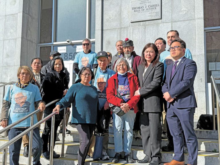 泰翁女兒蒙塔努斯（前排右二）此前與支持者一起旁聽庭審。本報資料圖/記者陳程威攝