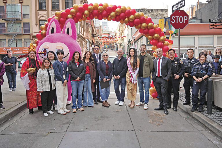 參加開幕禮的官員與社區領袖及警官合照。記者黃偉江攝