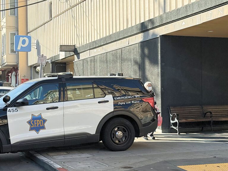 三藩市警察局公布2025年最新犯罪數據，顯示全市整體犯罪率顯著下降。圖為警局警車。資料圖片/記者陳程威攝