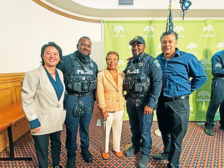 屋崙市長芭芭拉李(中)宣布重啟屋崙警察局學警（Cadet）計劃。記者蘇婕雅攝