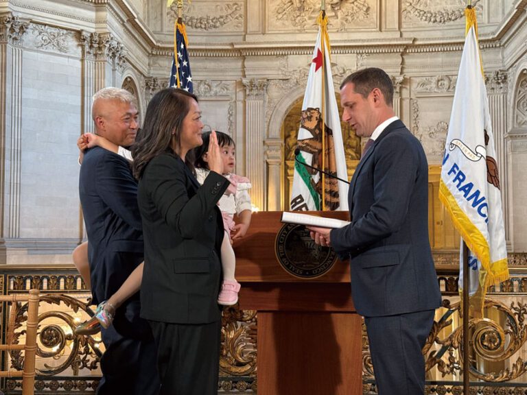 三藩市府行政官朱嘉文宣誓連任時，抱著女兒，丈夫在旁陪同，市長羅偉主持宣誓儀式。 記者陳程威攝