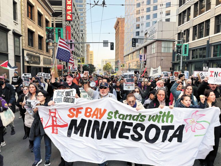 示威現場數千名民眾集體以粵語高喊「正義」，粵語口號響徹市場街。記者陳程威攝