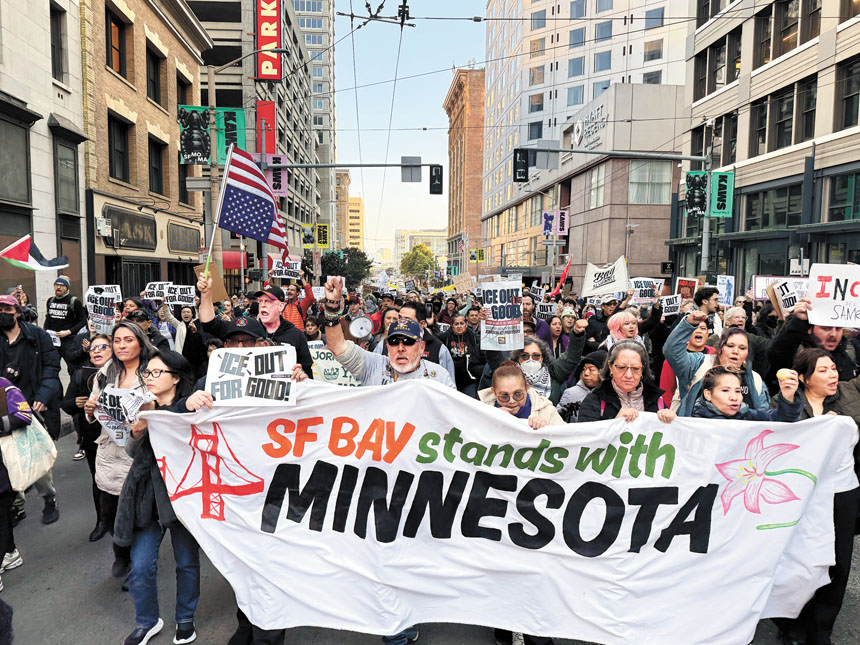 示威現場數千名民眾集體以粵語高喊「正義」，粵語口號響徹市場街。記者陳程威攝