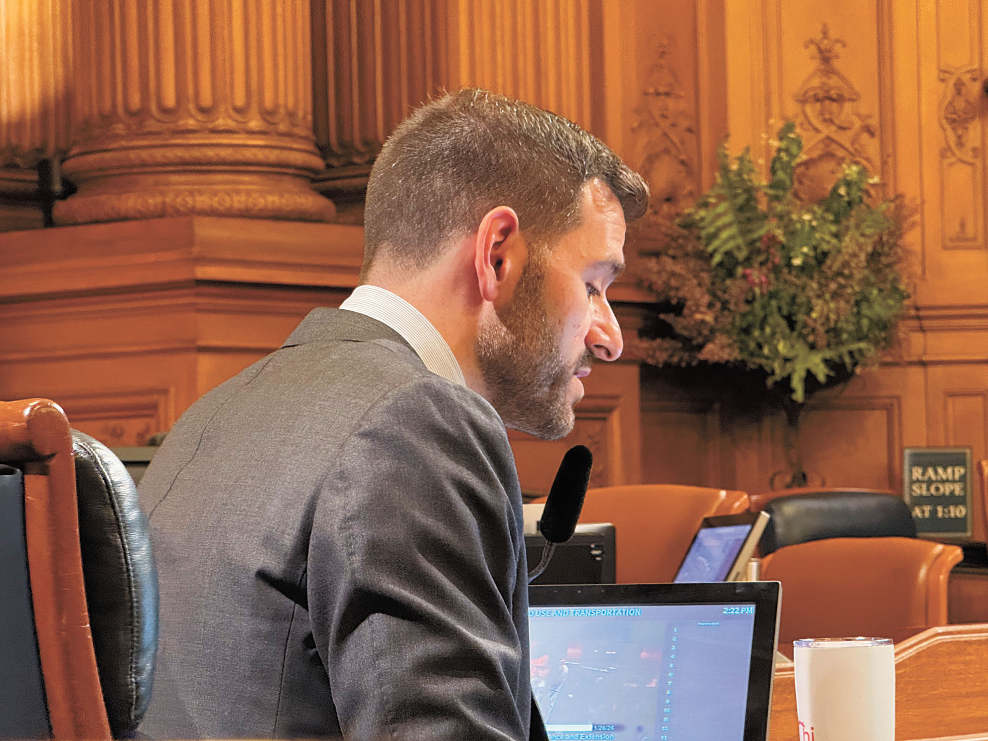 市參事李爾德就中央地鐵北延議題出席市參事會土地與交通委員會聽證。記者陳程威攝