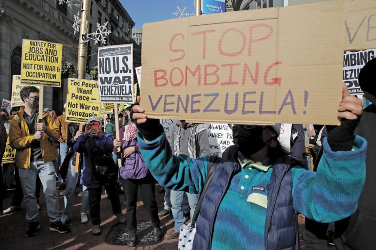 示威者周六在三藩市集會抗議，譴責美國對委內瑞拉發動軍事行動。Yalonda M. James/三藩市紀事報/美聯社