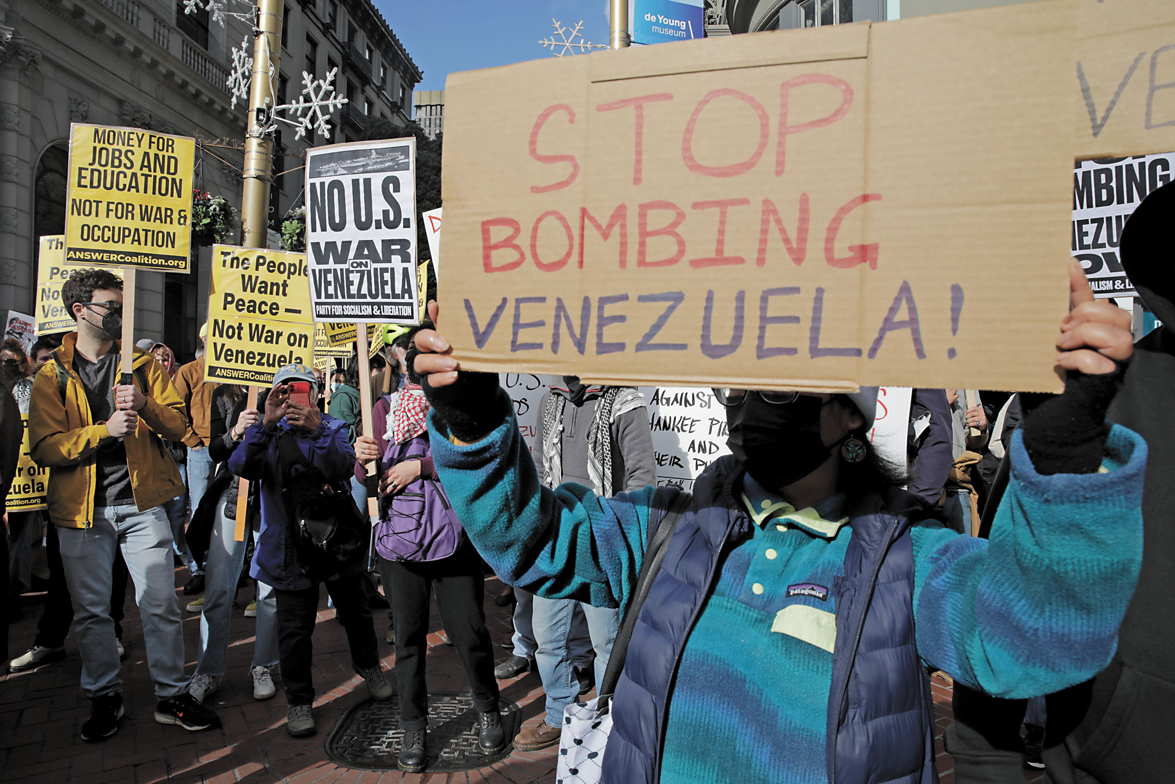 示威者周六在三藩市集會抗議，譴責美國對委內瑞拉發動軍事行動。Yalonda M. James/三藩市紀事報/美聯社