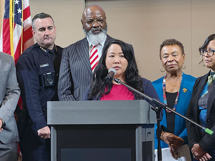 屋崙華埠商會會長陳美玲發言,指ICE執法行動已在華埠社區造成恐懼與不安。記者陳程威攝