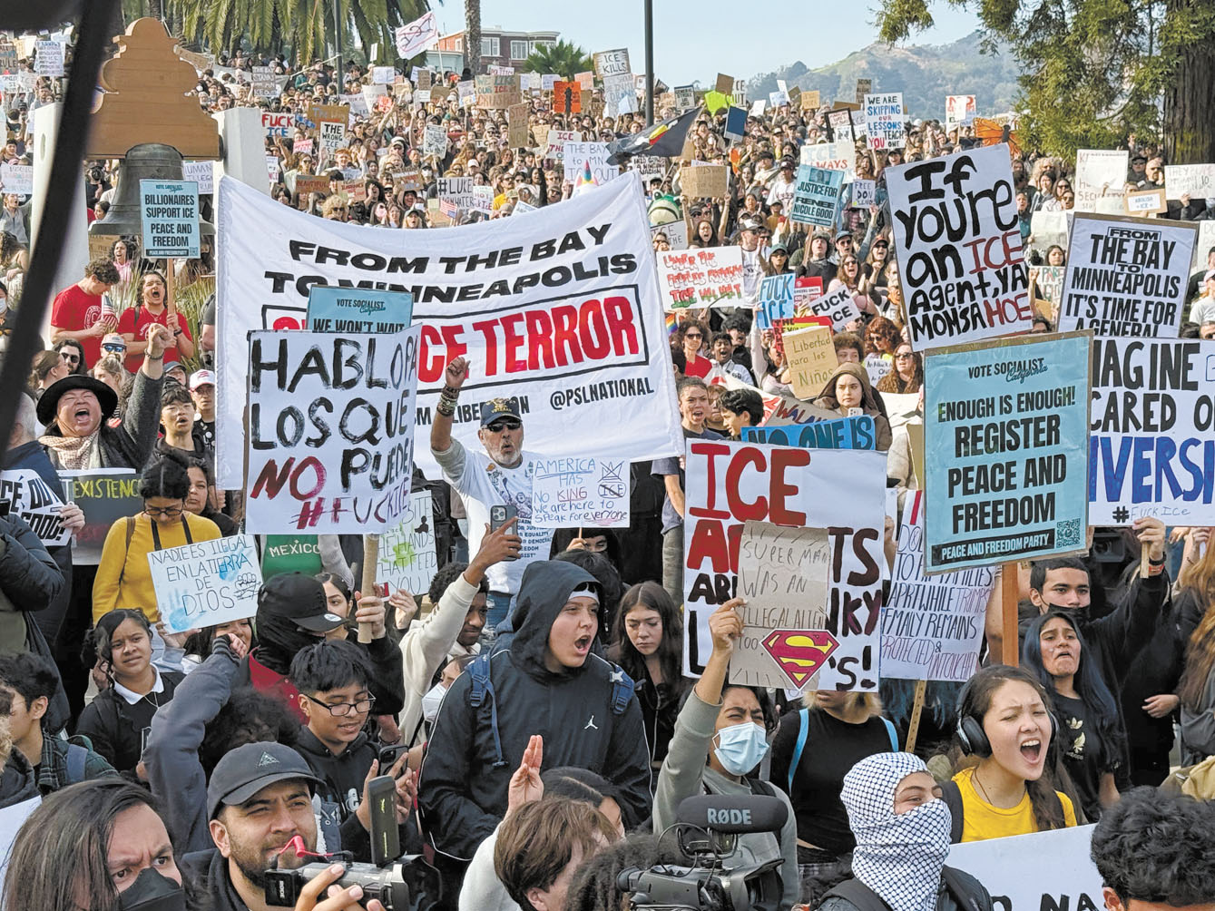 示威人潮佔領多洛尼斯公園，高舉標語聲援明尼蘇達州的罷工行動，並呼籲全國青年站出來。 記者陳程威攝