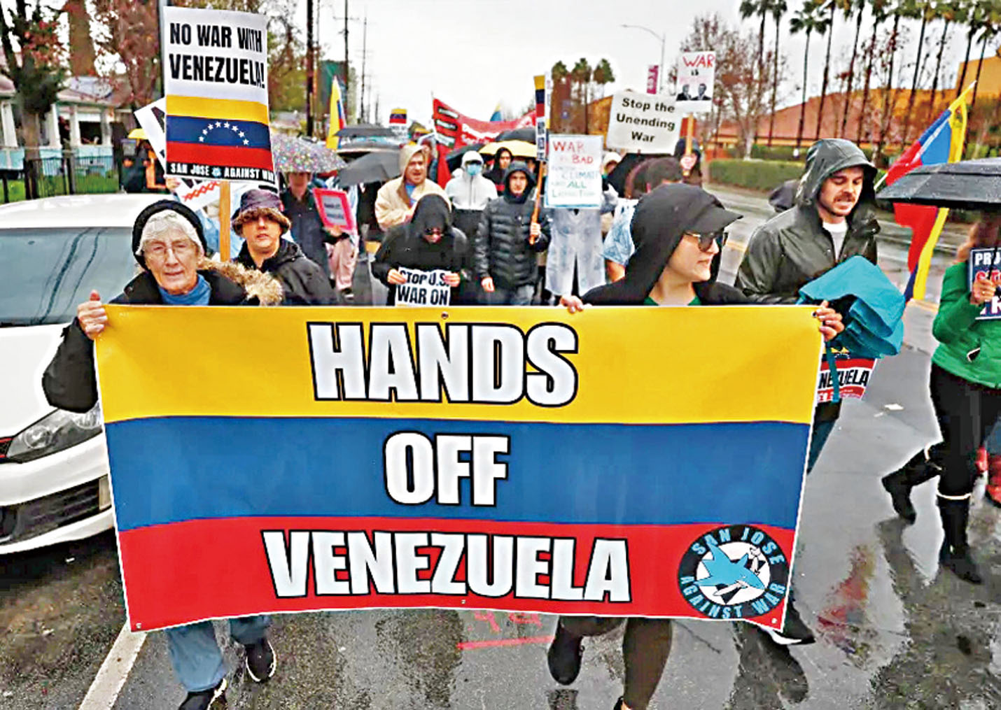 近百人周日冒雨參加在聖荷西市中心的反戰示威。Nhat V. Meyer/灣區新聞集團網站截圖