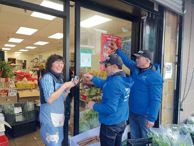 藍天使義工巡邏隊向華埠商戶派發並協助張貼農曆新年治安海報，加強節日前社區警覺。藍天使義工隊提供