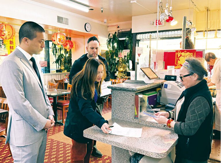 王兆倫陪同PG&E外展團隊走訪日落區多家受停電影響商戶。 記者陳程威攝