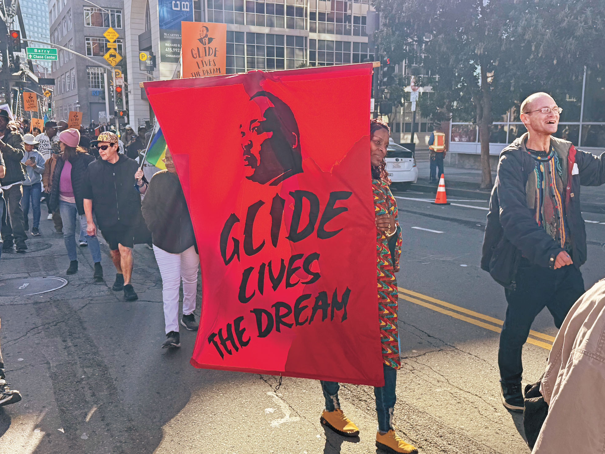 遊行民眾高舉金博士肖像與標語。 記者陳程威攝