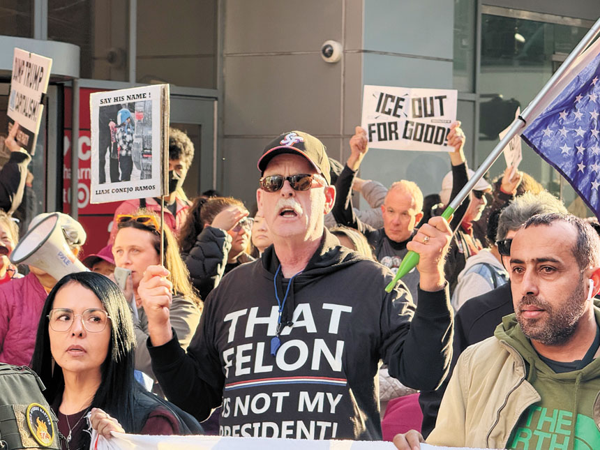 華人民眾高舉「ICE OUT」口號牌，高呼移民及海關執法局退出社區。記者陳程威攝
