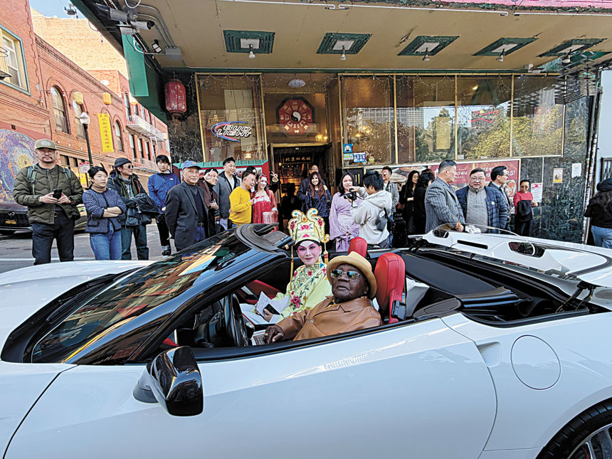 多輛敞篷古董車沿華埠街道緩緩行駛,成為「天下一家」活動的一大亮點。記者蘇婕雅攝