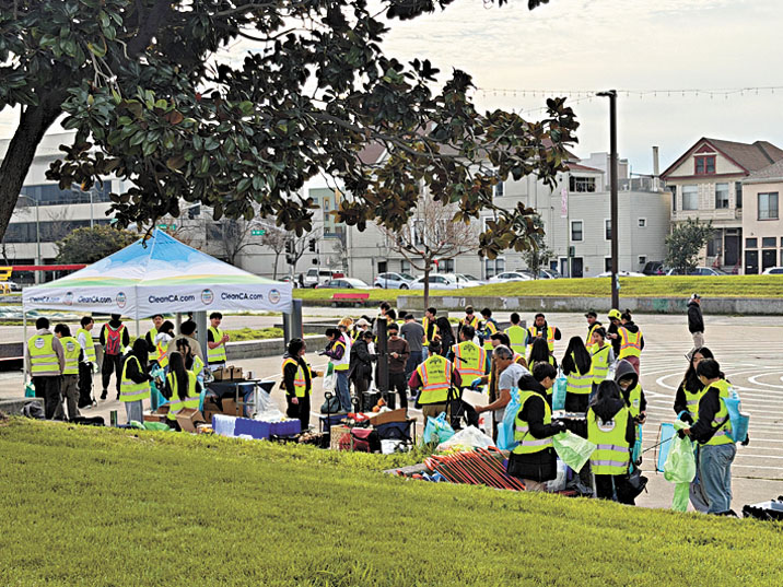 多個青年及社區團體義工參與迎接農曆新年年宵的社區清潔行動。記者蘇婕雅攝
