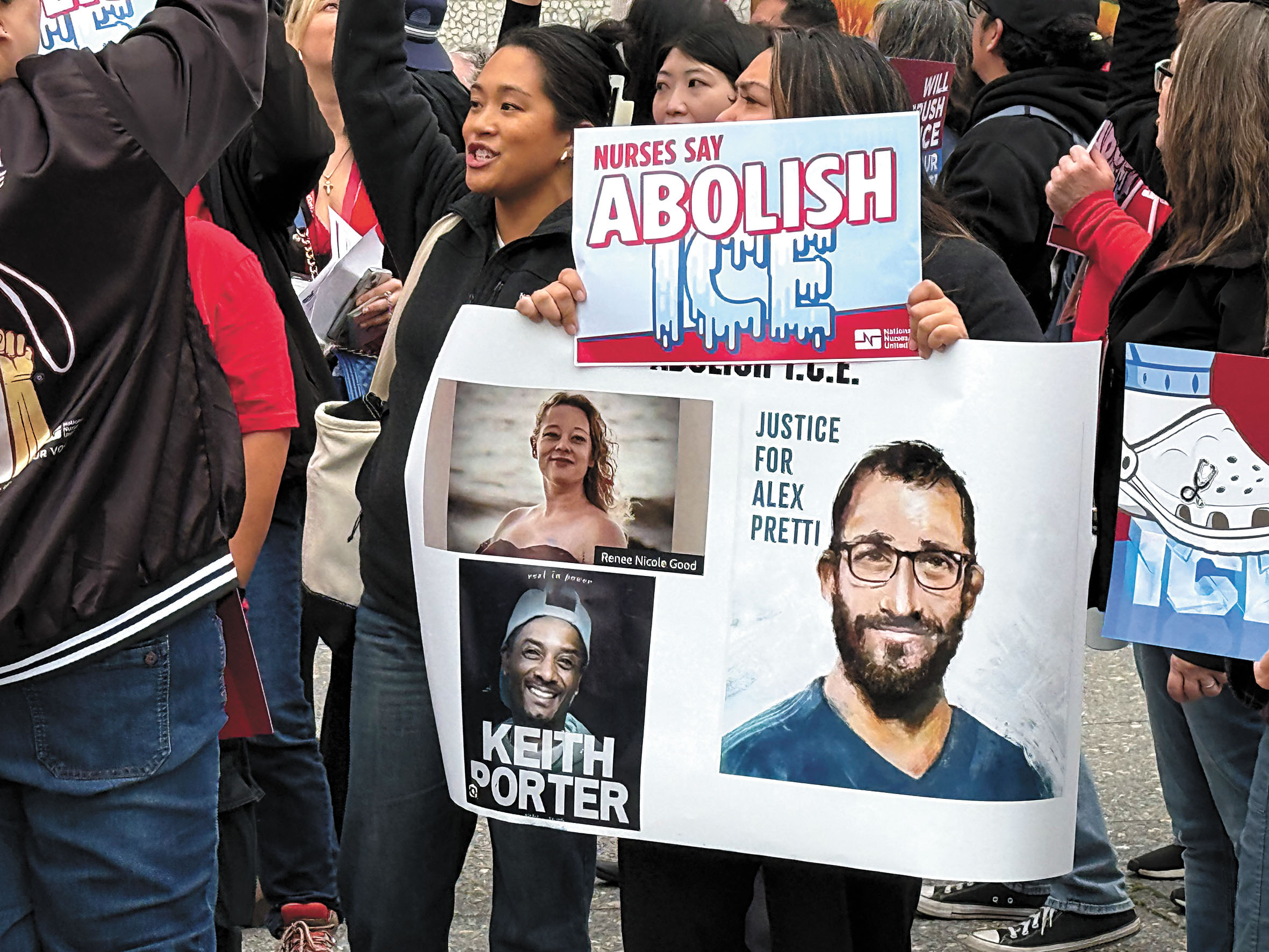 民眾高舉標語，悼念遭ICE執法射殺的Alex Pretti、Renee Good 與 Keith Porter 。記者陳程威攝