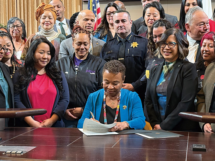 屋崙市長芭芭拉李簽署行政命令,禁ICE 使用市府資產執法,法案即時生效。記者陳程威攝