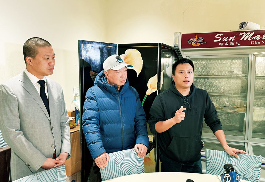 王兆倫（左）與味國美食坊東主李旭東（中）、笑臉府東主李綠偉（右）舉行記者會，批評PG&E補償不足、索償程序繁複。記者陳程威攝