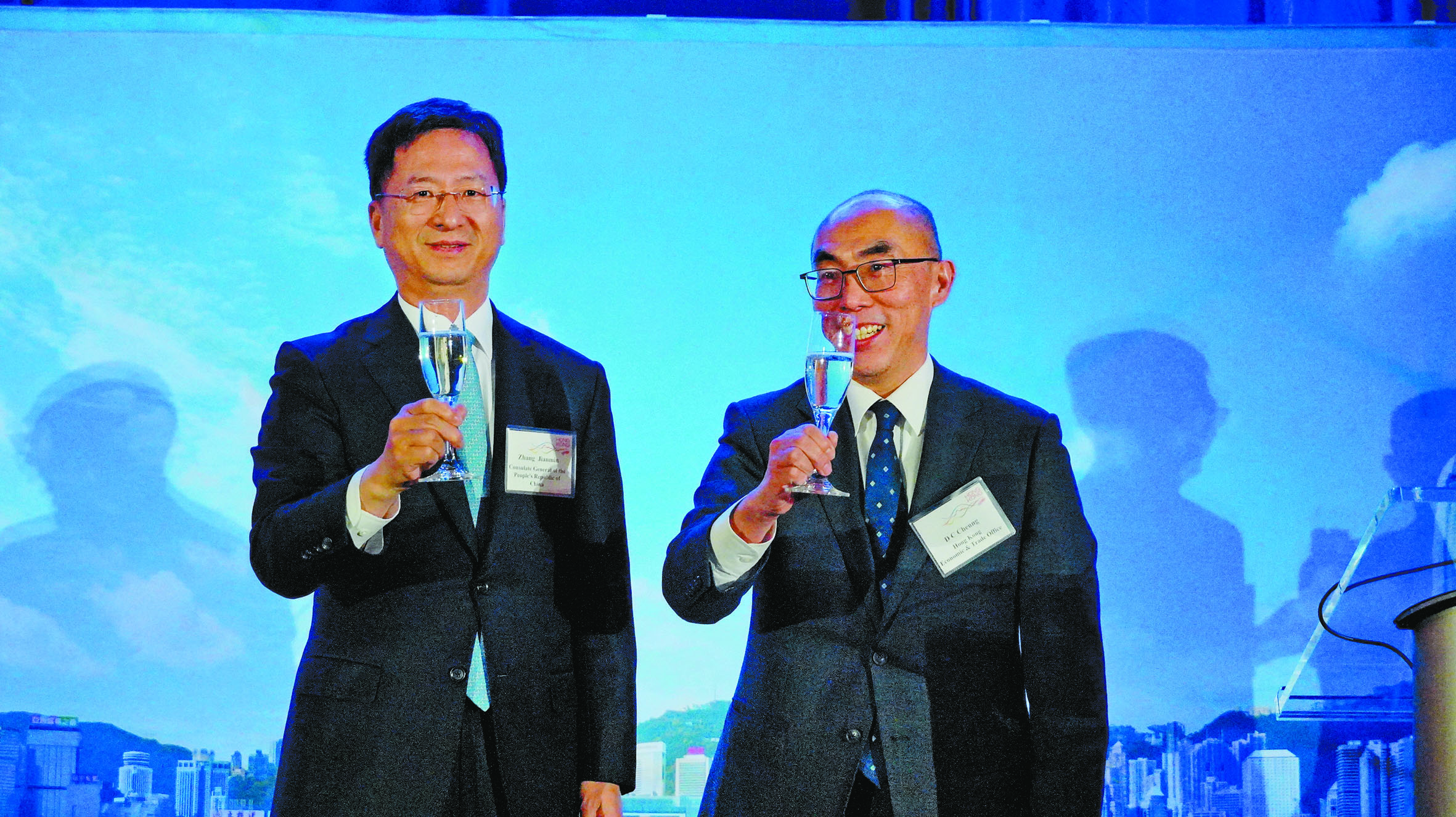 張岱楨（右）與中國總領事張建敏向大家祝酒。記者黃偉江攝